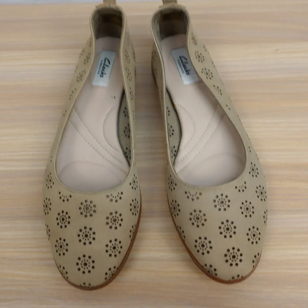 Clarks Narrative Womens Ballet Flats 8 M Beige Indie Boho Cottage Cutout Nubuck